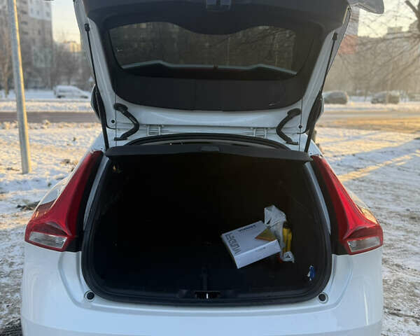 Білий Вольво V40, об'ємом двигуна 1.97 л та пробігом 109 тис. км за 15900 $, фото 12 на Automoto.ua