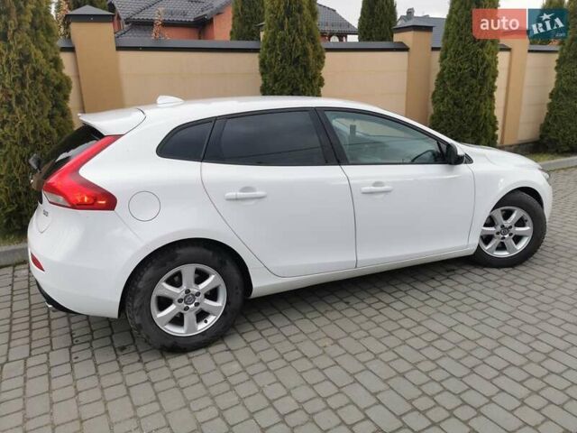 Білий Вольво V40, об'ємом двигуна 1.97 л та пробігом 147 тис. км за 13999 $, фото 17 на Automoto.ua
