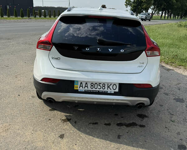 Белый Вольво В40, объемом двигателя 1.97 л и пробегом 174 тыс. км за 15000 $, фото 8 на Automoto.ua