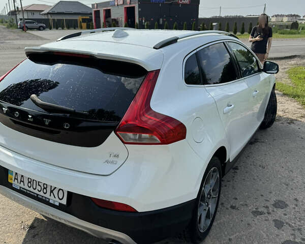 Белый Вольво В40, объемом двигателя 1.97 л и пробегом 174 тыс. км за 15000 $, фото 9 на Automoto.ua