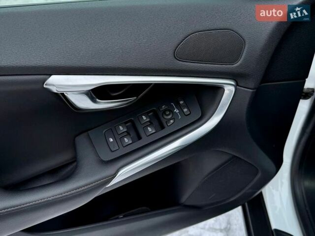 Білий Вольво V40, об'ємом двигуна 2 л та пробігом 18 тис. км за 18500 $, фото 7 на Automoto.ua