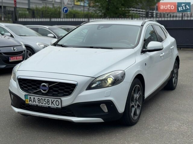 Білий Вольво V40, об'ємом двигуна 2 л та пробігом 175 тис. км за 16299 $, фото 2 на Automoto.ua