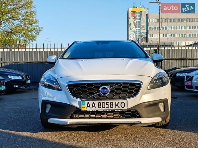 Белый Вольво В40, объемом двигателя 2 л и пробегом 175 тыс. км за 16500 $, фото 2 на Automoto.ua