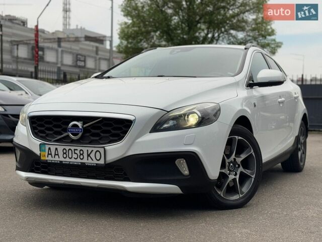 Білий Вольво V40, об'ємом двигуна 2 л та пробігом 175 тис. км за 16299 $, фото 3 на Automoto.ua