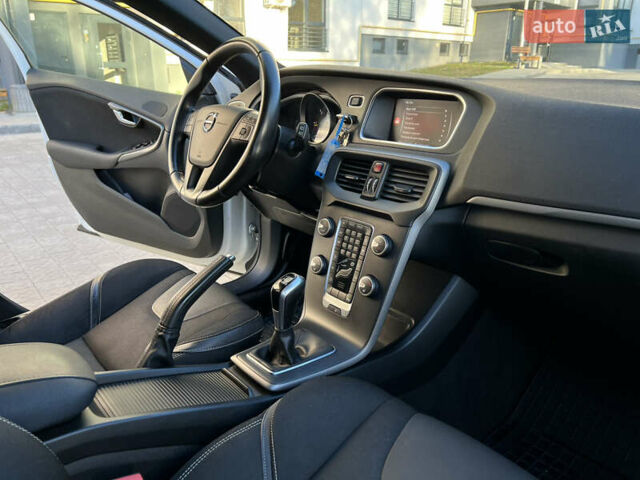 Білий Вольво V40, об'ємом двигуна 2 л та пробігом 317 тис. км за 12999 $, фото 28 на Automoto.ua