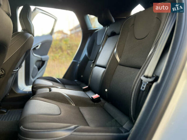 Білий Вольво V40, об'ємом двигуна 2 л та пробігом 317 тис. км за 12999 $, фото 34 на Automoto.ua