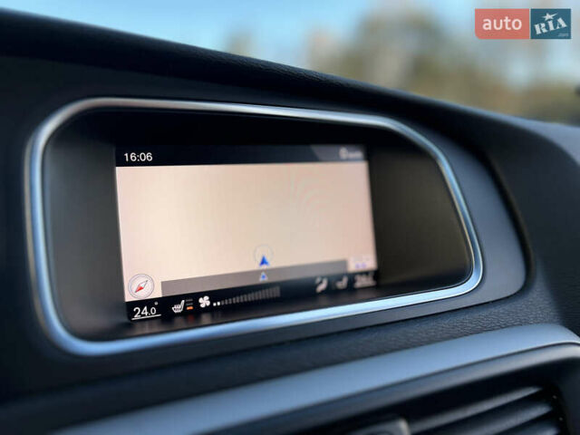 Белый Вольво В40, объемом двигателя 2 л и пробегом 316 тыс. км за 13399 $, фото 45 на Automoto.ua