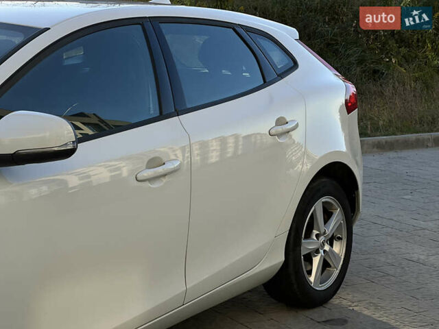 Білий Вольво V40, об'ємом двигуна 2 л та пробігом 317 тис. км за 12999 $, фото 5 на Automoto.ua