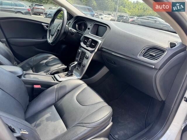 Білий Вольво V40, об'ємом двигуна 1.97 л та пробігом 165 тис. км за 15500 $, фото 33 на Automoto.ua