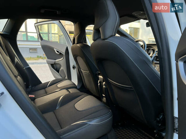 Білий Вольво V40, об'ємом двигуна 2 л та пробігом 317 тис. км за 12999 $, фото 32 на Automoto.ua