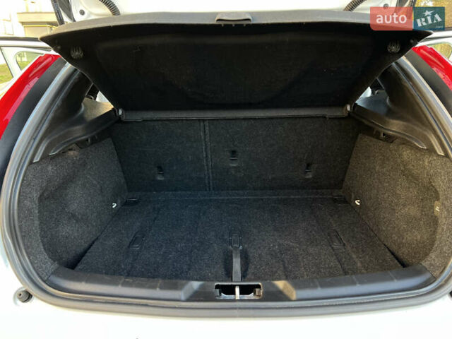 Білий Вольво V40, об'ємом двигуна 2 л та пробігом 317 тис. км за 12999 $, фото 35 на Automoto.ua