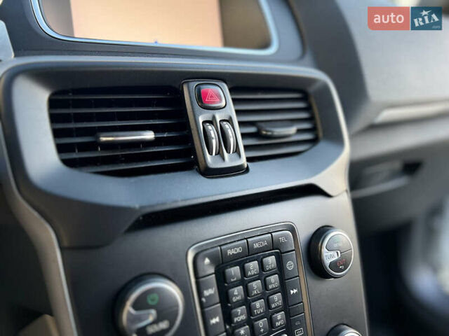 Білий Вольво V40, об'ємом двигуна 2 л та пробігом 317 тис. км за 12999 $, фото 46 на Automoto.ua