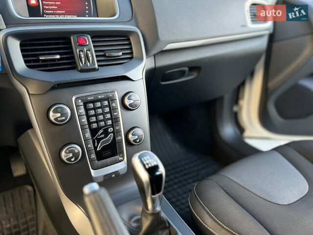 Білий Вольво V40, об'ємом двигуна 2 л та пробігом 317 тис. км за 12999 $, фото 27 на Automoto.ua