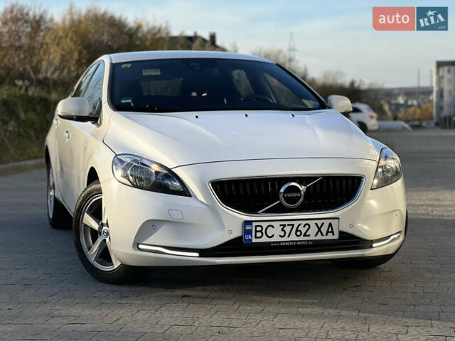 Білий Вольво V40, об'ємом двигуна 2 л та пробігом 317 тис. км за 12999 $, фото 1 на Automoto.ua