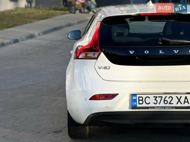 Білий Вольво V40, об'ємом двигуна 2 л та пробігом 317 тис. км за 12999 $, фото 17 на Automoto.ua