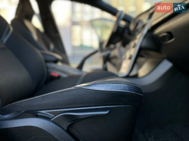 Білий Вольво V40, об'ємом двигуна 2 л та пробігом 317 тис. км за 12999 $, фото 31 на Automoto.ua