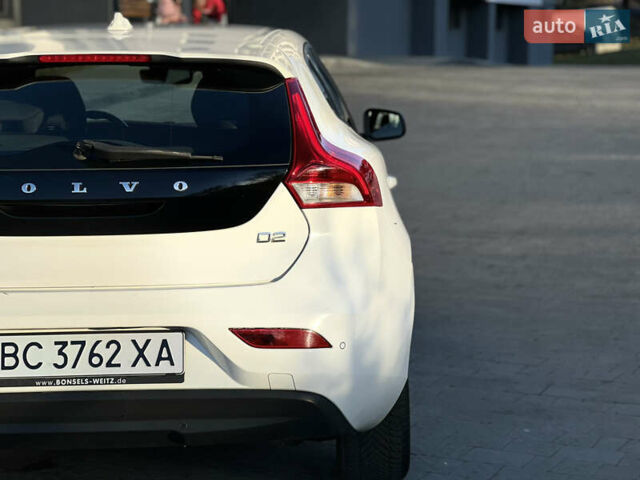 Белый Вольво В40, объемом двигателя 2 л и пробегом 316 тыс. км за 13399 $, фото 19 на Automoto.ua