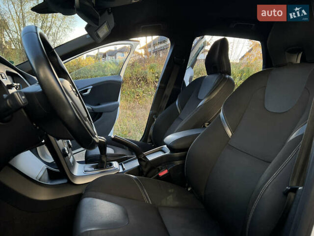 Білий Вольво V40, об'ємом двигуна 2 л та пробігом 317 тис. км за 12999 $, фото 24 на Automoto.ua