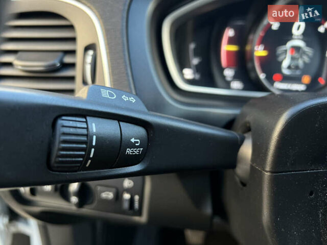 Білий Вольво V40, об'ємом двигуна 2 л та пробігом 317 тис. км за 12999 $, фото 42 на Automoto.ua