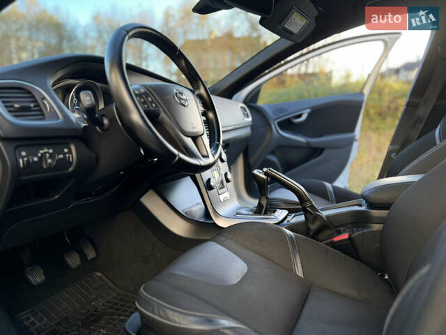 Білий Вольво V40, об'ємом двигуна 2 л та пробігом 317 тис. км за 12999 $, фото 22 на Automoto.ua