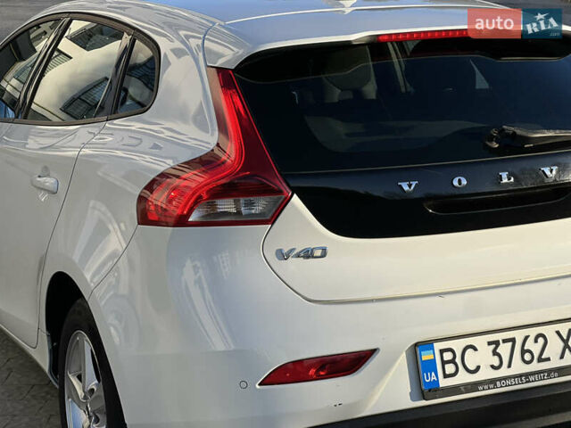 Білий Вольво V40, об'ємом двигуна 2 л та пробігом 317 тис. км за 12999 $, фото 18 на Automoto.ua