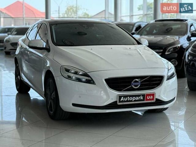 Білий Вольво V40, об'ємом двигуна 2 л та пробігом 58 тис. км за 14490 $, фото 3 на Automoto.ua