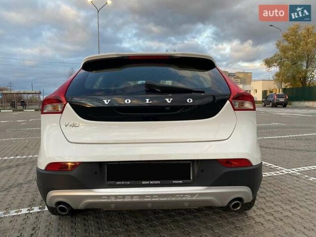 Вольво В40 2019 в Киеве на Automoto.ua Белый Вольво В40, объемом двигателя 1.5 л и пробегом 135 тыс. км за 18700 $, фото 3 на Automoto.ua