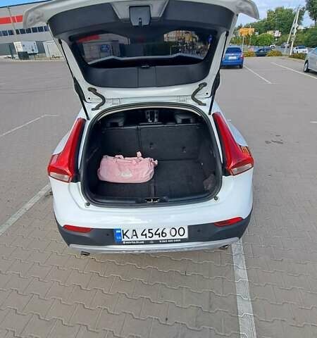 Білий Вольво V40, об'ємом двигуна 1.97 л та пробігом 165 тис. км за 18200 $, фото 23 на Automoto.ua
