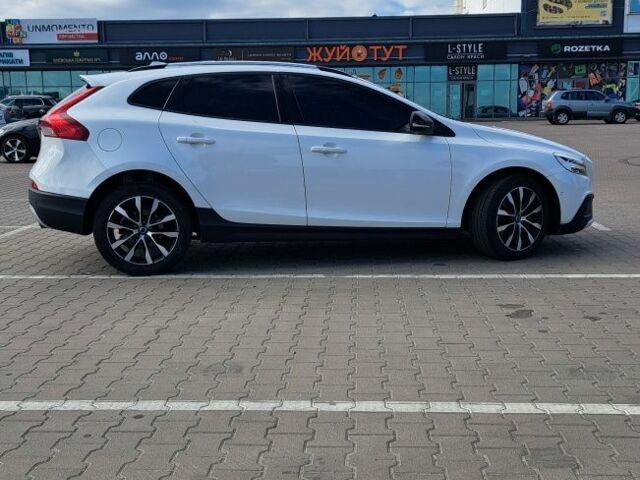 Білий Вольво V40, об'ємом двигуна 2 л та пробігом 167 тис. км за 18500 $, фото 3 на Automoto.ua