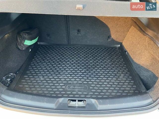 Вольво В40 2019 в Киеве на Automoto.ua Белый Вольво В40, объемом двигателя 1.5 л и пробегом 135 тыс. км за 18700 $, фото 18 на Automoto.ua