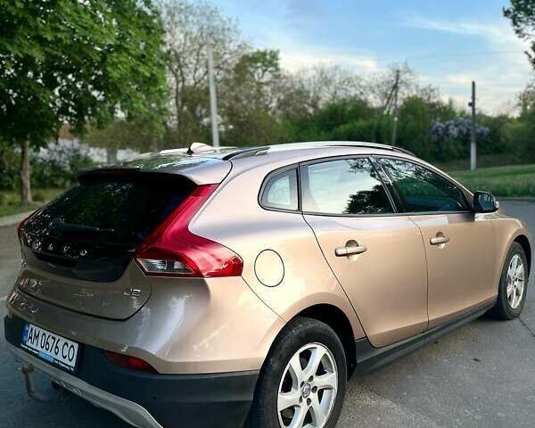 Бежевий Вольво V40, об'ємом двигуна 1.56 л та пробігом 268 тис. км за 12000 $, фото 4 на Automoto.ua