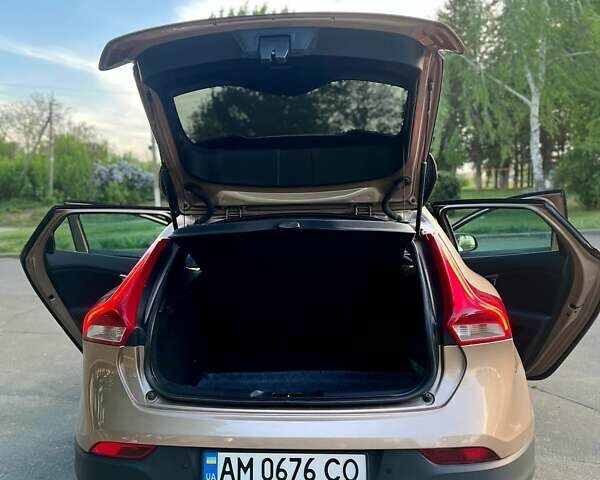Бежевий Вольво V40, об'ємом двигуна 1.56 л та пробігом 268 тис. км за 12000 $, фото 13 на Automoto.ua
