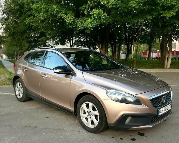 Бежевий Вольво V40, об'ємом двигуна 1.56 л та пробігом 268 тис. км за 12000 $, фото 1 на Automoto.ua