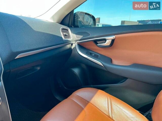 Черный Вольво В40, объемом двигателя 1.6 л и пробегом 260 тыс. км за 9790 $, фото 34 на Automoto.ua