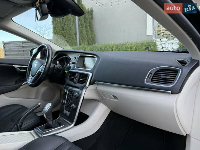 Чорний Вольво V40, об'ємом двигуна 1.6 л та пробігом 212 тис. км за 10999 $, фото 37 на Automoto.ua