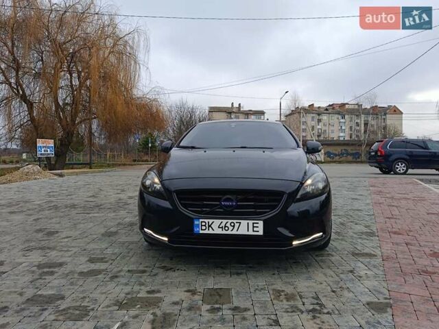 Черный Вольво В40, объемом двигателя 1.98 л и пробегом 208 тыс. км за 11000 $, фото 3 на Automoto.ua