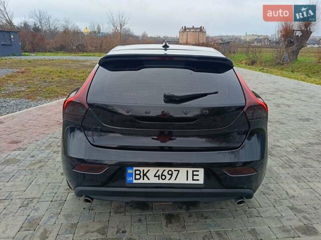 Черный Вольво В40, объемом двигателя 1.98 л и пробегом 208 тыс. км за 11000 $, фото 4 на Automoto.ua