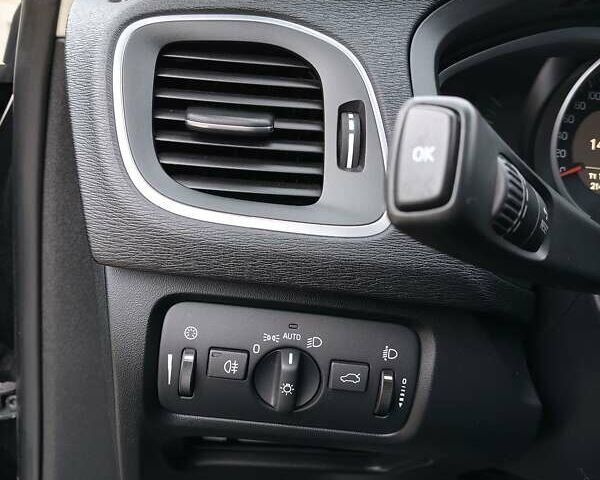 Черный Вольво В40, объемом двигателя 1.98 л и пробегом 215 тыс. км за 11000 $, фото 48 на Automoto.ua