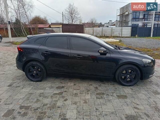 Черный Вольво В40, объемом двигателя 1.98 л и пробегом 208 тыс. км за 11000 $, фото 1 на Automoto.ua