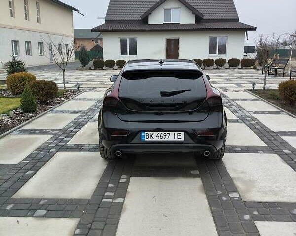 Черный Вольво В40, объемом двигателя 1.98 л и пробегом 215 тыс. км за 11000 $, фото 6 на Automoto.ua