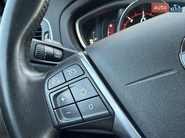 Чорний Вольво V40, об'ємом двигуна 1.6 л та пробігом 212 тис. км за 10999 $, фото 54 на Automoto.ua