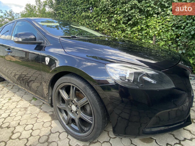 Чорний Вольво V40, об'ємом двигуна 1.6 л та пробігом 205 тис. км за 10600 $, фото 1 на Automoto.ua