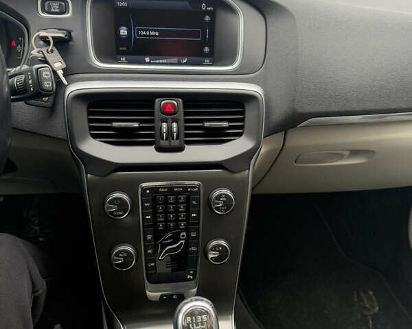 Чорний Вольво V40, об'ємом двигуна 1.6 л та пробігом 212 тис. км за 11000 $, фото 8 на Automoto.ua