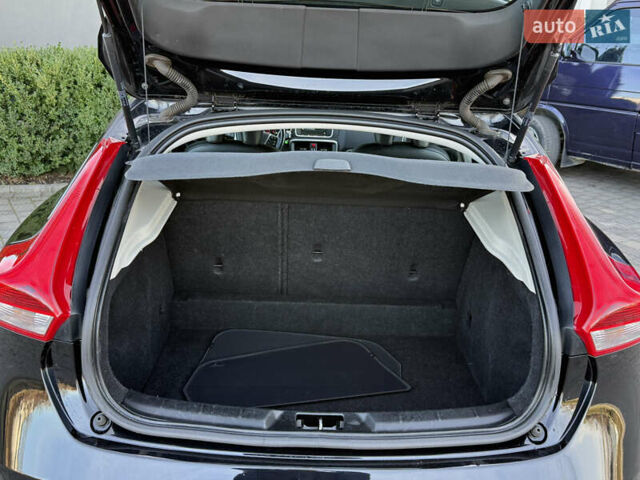 Чорний Вольво V40, об'ємом двигуна 1.6 л та пробігом 212 тис. км за 10999 $, фото 44 на Automoto.ua