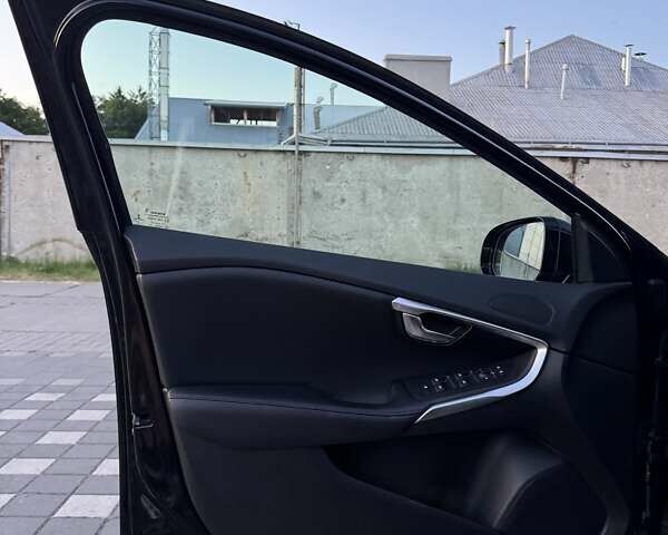 Черный Вольво В40, объемом двигателя 1.56 л и пробегом 218 тыс. км за 11499 $, фото 73 на Automoto.ua