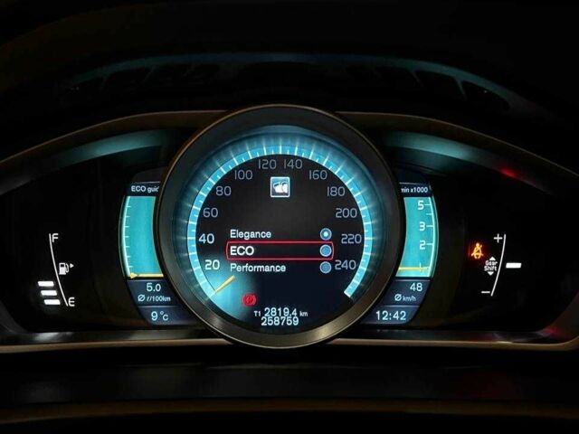 Черный Вольво В40, объемом двигателя 1.6 л и пробегом 250 тыс. км за 9990 $, фото 11 на Automoto.ua