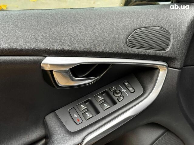 Вольво V40 2015 у Києві на Automoto.ua Чорний Вольво V40, об'ємом двигуна 2 л та пробігом 265 тис. км за 15490 $, фото 14 на Automoto.ua