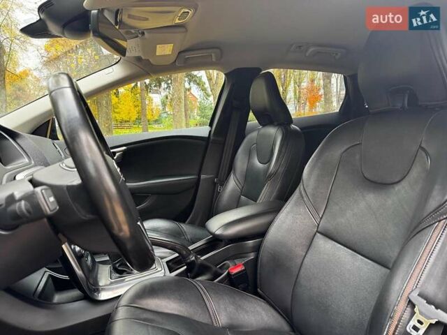 Вольво В40 2015 в Киеве на Automoto.ua Черный Вольво В40, объемом двигателя 2 л и пробегом 265 тыс. км за 15490 $, фото 18 на Automoto.ua