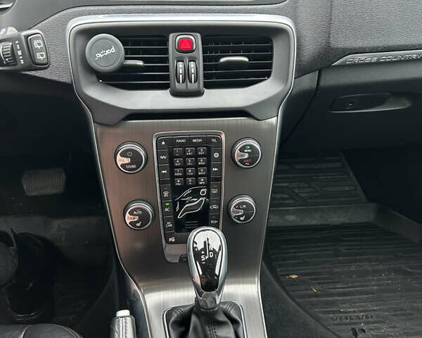 Черный Вольво В40, объемом двигателя 2 л и пробегом 265 тыс. км за 13200 $, фото 8 на Automoto.ua