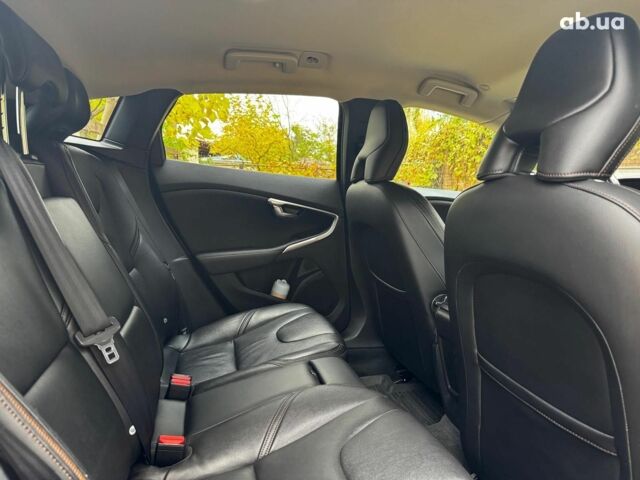 Вольво V40 2015 у Києві на Automoto.ua Чорний Вольво V40, об'ємом двигуна 2 л та пробігом 265 тис. км за 15490 $, фото 28 на Automoto.ua